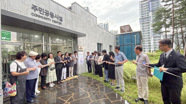 8일 오후 평택시이웃분쟁조정센터가 비전1동 가내마을5단지에서 열린 제15호 ‘한울림소통방’ 개소식에서 참석자들이 현판 제막을 하고 있다. 평택시이웃분쟁조정센터 제공