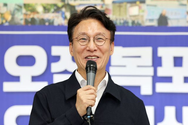 더불어민주당 당권 주자인 김민석 전 국무총리가 8일 오후 전남광주통합특별시 목포시 지역위원회에 참석해 발언하고 있다. 연합뉴스