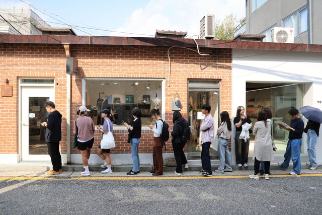 한강 작가가 노벨문학상을 수상할 당시 인파가 몰린 책방오늘 모습. 연합뉴스