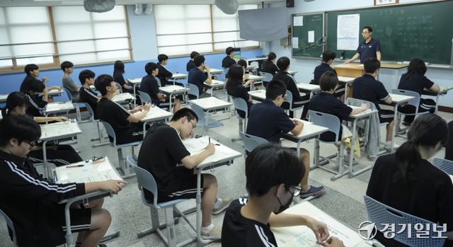 8일 오후 화성특례시 동탄구 동탄고등학교에서 3학년 학생들이 7월 전국연합학력평가 영어영역을 치르고 있다. 홍기웅기자