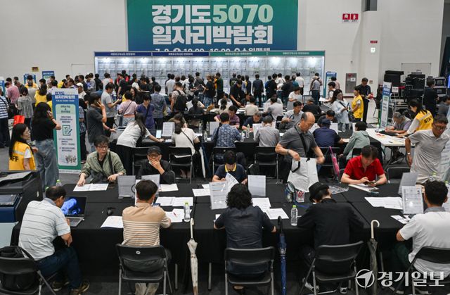 8일 오전 수원특례시 권선구 수원메쎄에서 열린 '경기도 5070 일자리 박람회'에서 구직자들이 이력서 작성 등 구직활동을 벌이고 있다.