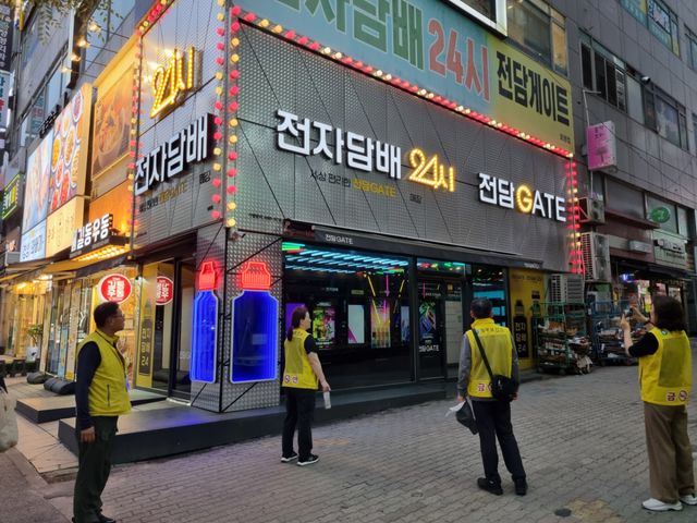 남양주시 동부보건소가 7일 평내호평역 일대 금연 문화 확산 위한 야간 단속 활동을 펼쳤다. 남양주시 제공