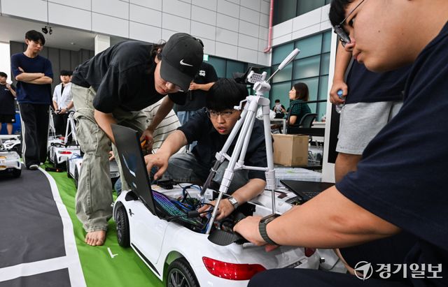 8일 오후 서울대 시흥캠퍼스 미래모빌리티기술센터에서 '2026학년도 경기 미래 하이테크 특성화고 자율주행 하계 캠프'를 찾은 학생들이 직접 만든 자율주행 차량으로 테스트 운행을 하고 있다.