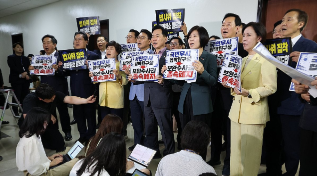 국민의힘 의원들이 8일 전체회의가 예정된 국회 법제사법위원회 회의실 앞에서 국회 후반기 원 구성과 관련해 더불어민주당을 규탄하고 있다. 연합뉴스