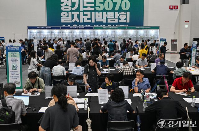 8일 오전 수원특례시 권선구 수원메쎄에서 열린 '경기도 5070 일자리 박람회'에서 구직자들이 이력서 작성 등 구직활동을 벌이고 있다.