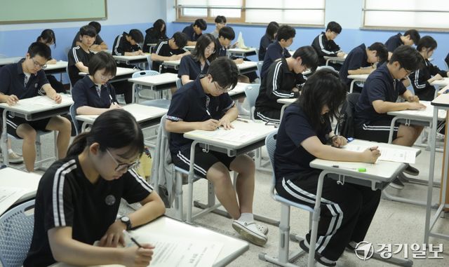 8일 오후 화성특례시 동탄구 동탄고등학교에서 3학년 학생들이 7월 전국연합학력평가 영어영역을 치르고 있다. 홍기웅기자
