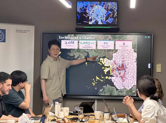 인천시의 성시윤 주무관이 최근 스웨덴 스톡홀름에서 AI기반 도시계획 모델인 ‘컴플랜(ComPlan) AI’을 활용한 EU 국제공동연구에 참여해 담당 교수 및 해외 지자체 관계자 등에게 인천의 도시계획에 대해 발표하고 있다. 시 제공