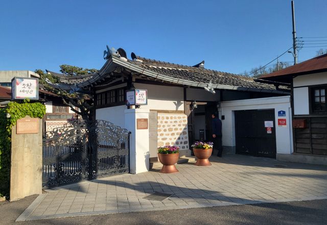 8일 오전 인천 강화군 소창체험관으로 관람객이 입장하고 있다. 조향래 기자