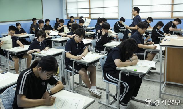 8일 오후 화성특례시 동탄구 동탄고등학교에서 3학년 학생들이 7월 전국연합학력평가 영어영역을 치르고 있다. 홍기웅기자