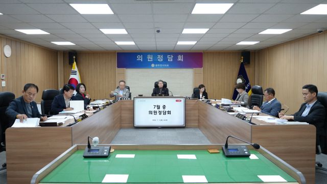 지난 7일 열린 동두천시의회 의원정담회 모습. 동두천시의회 제공