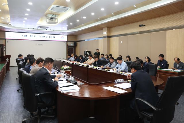 지난 7일 평택시의회가 의회에서 열린 7월 정기 간담회에서 의원들이 공무국외연수 추진 반대에 의견을 모으고 있다. 평택시의회 제공
