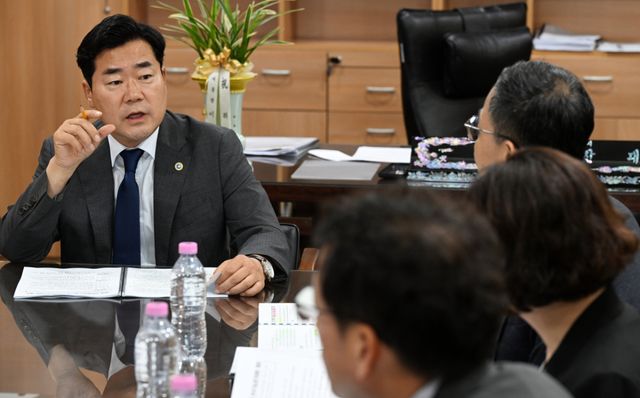 박찬대 인천광역시장이 6일 시청 집무실에서 열린 경제산업본부 주요 업무보고에서 주요현안을 논의하고 있다. 시 제공