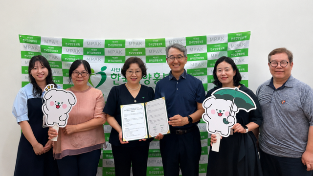 지난 7일 진행된 업무협약식에서 초록우산 경기남부가정위탁지원센터와 한국입양홍보회 직원들이 기념촬영을 하고 있다. 초록우산 경기남부가정위탁지원센터 제공