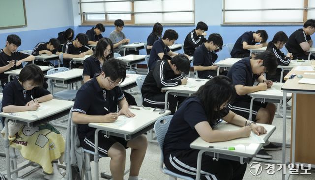 8일 오후 화성특례시 동탄구 동탄고등학교에서 3학년 학생들이 7월 전국연합학력평가 영어영역을 치르고 있다. 홍기웅기자