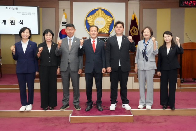 지난 1일 포천시의회 본회의장에서 서과석의장을 비롯한 의원들이 제7대 의회 법제 기반 정비와 안정적인 의회 운영을 다짐하며 기념촬영을 하고 있다. 포천시의회 제공