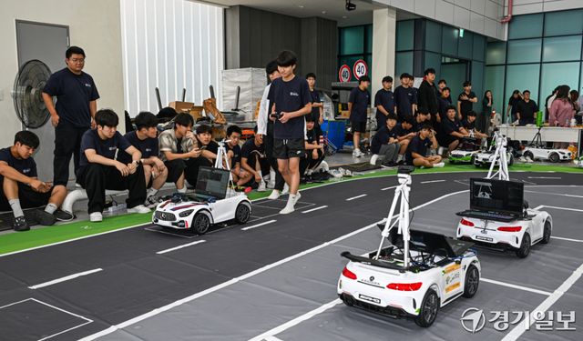 8일 오후 서울대 시흥캠퍼스 미래모빌리티기술센터에서 '2026학년도 경기 미래 하이테크 특성화고 자율주행 하계 캠프'를 찾은 학생들이 직접 만든 자율주행 차량으로 테스트 운행을 하고 있다.