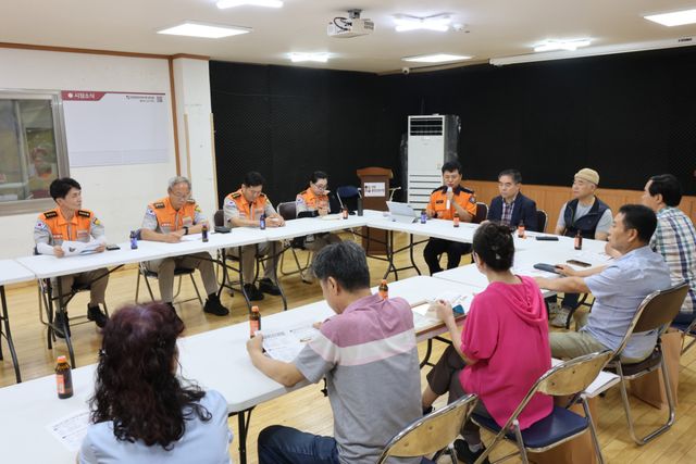 안양소방서는 8일 안양 중앙시장 고객문화센터에서 ‘화재사례 공유 및 소통 간담회’를 개최했다. 안양소방서 제공