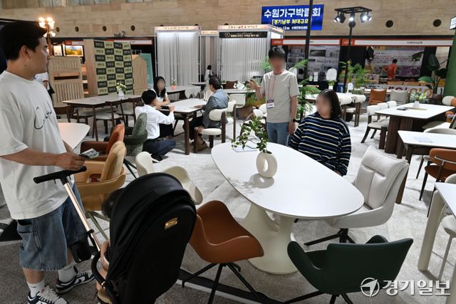 9일 수원컨벤션센터에서 열린 ‘수원가구박람회’에서 방문객들이 다양한 종류의 가구를 둘러보고 있다. 이번 박람회는 12일까지 계속된다. 김시범기자