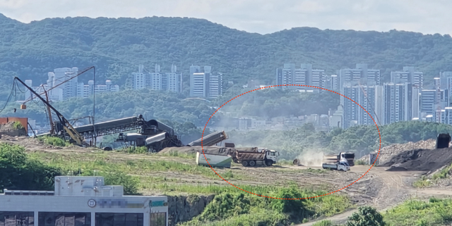 인천 검단구 왕길동 64-430번지 일대 건설폐기물에서 먼지가 나는 모습. 환경단체 ‘글로벌 에코넷’ 제공