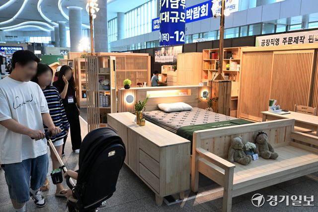 9일 수원컨벤션센터에서 열린 ‘수원가구박람회’에서 방문객들이 다양한 종류의 가구를 둘러보고 있다. 이번 박람회는 12일까지 계속된다. 김시범기자