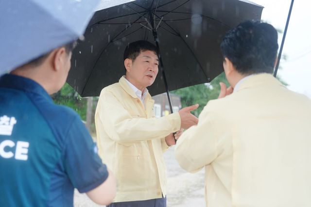 조용호 시장이 9일 오전 오산천 일대의 호우상황을 점검하고 있다. 오산시 제공