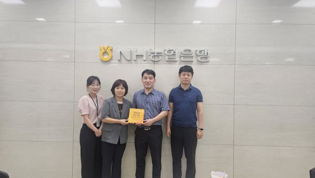 연천군 치매안심센터는 8일 농협은행 연천군지부를 치매극복 선도기업으로 신규 지정하고, 현판 전달식을 진행했다. 연천군 제공