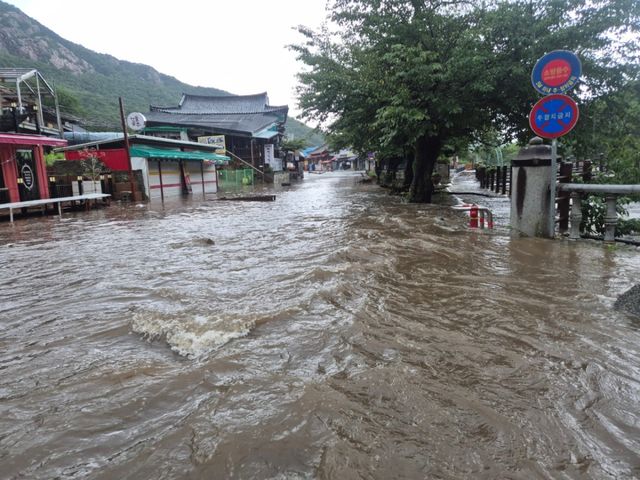9일 충남 공주시 반포면 동학사 인근 상가 지역이 장맛비에 침수돼 있다. 연합뉴스