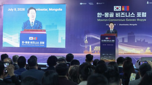 이재명 대통령이 9일(현지시간) 몽골 울란바타르 한 호텔에서 열린 한-몽골 비즈니스 포럼에서 축사를 하고 있다. 연합뉴스