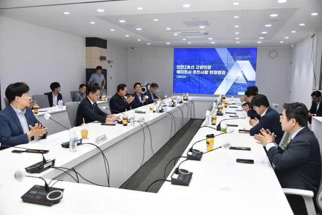 이기형 김포시장과 김용석 대광위원장, 김주영·박상혁·이기헌 국회의원이 현장확인후 조속한 예타 통과를 위한 대책을 논의하고 있다. 김포시 제공