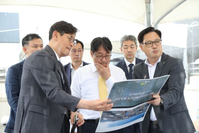 ▲9일 한국토지주택공사(LH) 이성훈 사장(가운데)이 용인 반도체 국가산단 사업현장을 점검하고 있다. LH경기남부지역본부 제공.