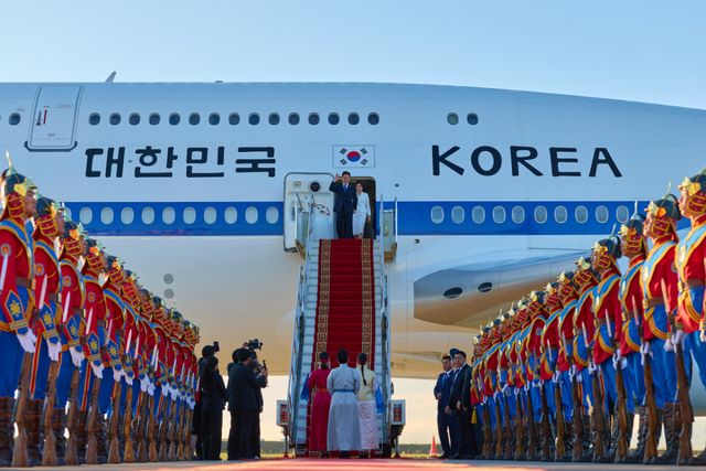 몽골을 국빈 방문한 이재명 대통령과 김혜경 여사가 9일(현지시간) 울란바타르 칭기즈칸 국제공항에 도착한 공군1호기에서 환영객들을 향해 인사하고 있다. 연합뉴스