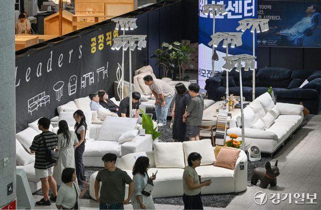 9일 수원컨벤션센터에서 열린 ‘수원가구박람회’에서 방문객들이 다양한 종류의 가구를 둘러보고 있다. 이번 박람회는 12일까지 계속된다. 김시범기자