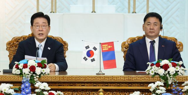 이재명 대통령이 9일(현지시간) 울란바타르 정부청사에서 오흐나 후렐수흐 대통령과 공동언론 발표를 하고 있다. 연합뉴스