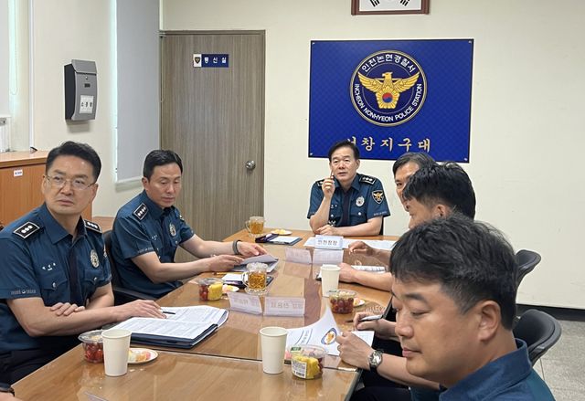 한창훈 인천경찰청장이 9일 인천논현경찰서 서창지구대를 찾아 현장 경찰관들의 애로사항을 청취하고 있다. 인천경찰청 제공