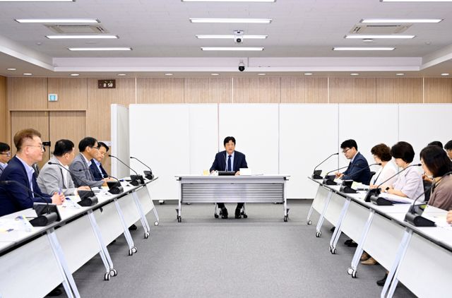 손배찬 파주시장이 9일 시정 파악 업무보고에서 연풍리 성매매집결지(대추벌) 내 성매매 근절 의지를 밝히고, 업주 등 이해당사자 간 갈등을 조정하기 위한 공론화기구를 빠른 시일 내 구성하겠다고 설명하고 있다. 파주시 제공.