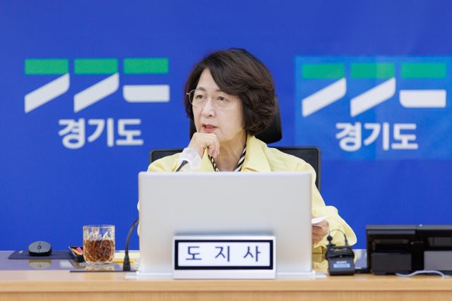 추미애 경기도지사가 지난 6일 경기도 재난안전대책본부에서 풍수해 대비 종합대책 보고를 받고 있다. 경기도 제공