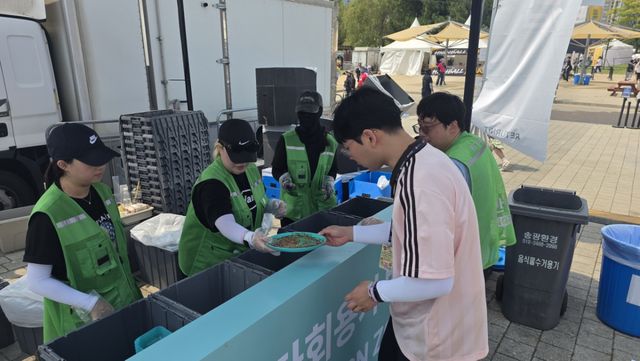 1일 인천펜타포트 락 페스티벌 식음료 부스 앞 재활용 접시 수거 장소에서 직원들이 음식 접시를 수거하고 있다. 박지수기자