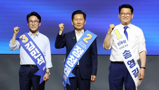 더불어민주당 김민석(왼쪽부터), 정청래, 송영길 당 대표 후보가 1일 대전컨벤션센터에서 열린 당대표·최고위원 순회경선 합동연설회에서 파이팅을 외치며 기념 촬영을 하고 있다. 연합뉴스