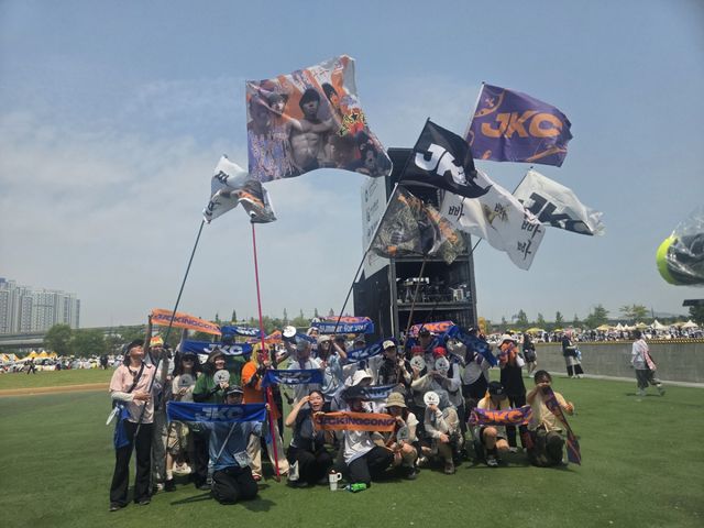 1일 인천펜타포트 락 페스티벌 메인무대 앞에 선 관객들이 형형색색 깃발들을 들고 휘날리고 있다. 박귀빈기자