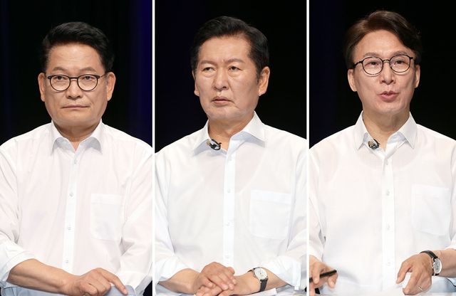 더불어민주당 당 대표 후보들이 10일 오후 전남광주 서구 KBC에서 열린 TV 토론회를 준비하고 있다. 왼쪽부터 송영길, 정청래, 김민석 후보. 연합뉴스