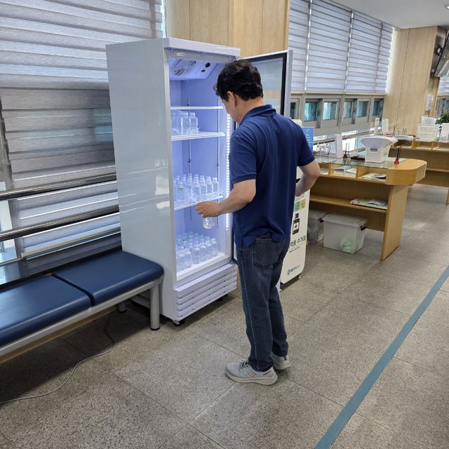 계양구가 연일 이어지는 폭염을 대비하기 위해 무료 생수냉장고를 배치한 모습. 계양구청 제공