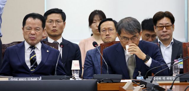 노태악 전 중앙선거관리위원장이 10일 국회에서 열린 '제9회 전국동시지방선거 투표용지 부족 사태 등 국민 참정권 침해 진상규명 및 선거관리 개혁을 위한 국정조사 특별위원회' 제3차 청문회에서 물을 마시고 있다. 앞줄 왼쪽은 위철환 중앙선거관리위원장 직무대행. 연합뉴스