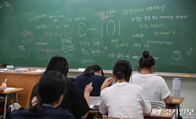 027학년도 대학수학능력시험을 100여 일 앞둔 10일 오후 수원특례시 영통구 태장고등학교에서 3학년 2반 학생들이 자습을 하고 있다. 윤원규기자