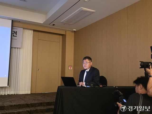 조성환 조이웍스 전 대표가 10일 오전 11시께 서울특별시 중구 코리아나호텔에서 기자회견을 열고 사건 경위를 밝히고 있다. 오종민기자
