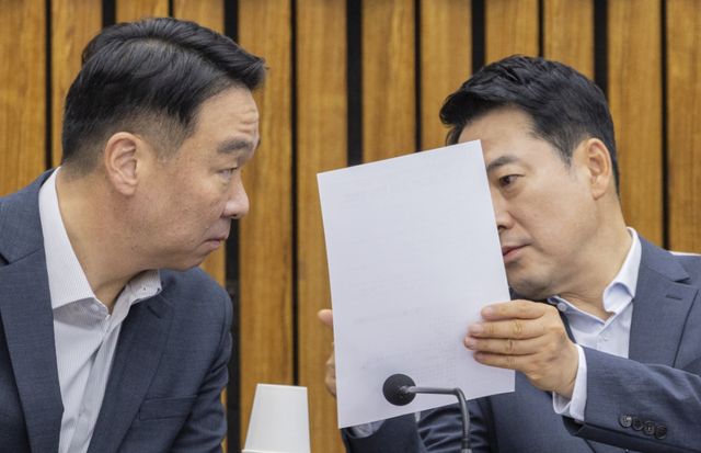 국민의힘 장동혁 대표(오른쪽)와 정희용 사무총장이 지난달 24일 국회에서 열린 국민의힘 부동산 정책 정상화 토론회 도중 대화하고 있다. 연합뉴스