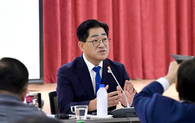 이기형 김포시장이 10일 기자들의 질문에 답변을 하고 있다. 양형찬기자