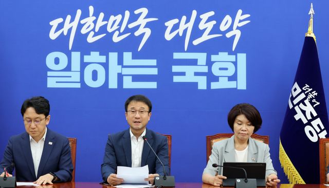더불어민주당 한병도 당 대표 직무대행 겸 원내대표가 10일 국회에서 열린 원내대책회의에서 발언하고 있다. 연합뉴스