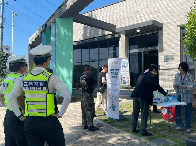 지난 7일 포천시 소흘읍 송우리 이동노동자쉼터 앞에서 포천시와 한국교통안전공단 경기북부본부, 포천경찰서 관계자들이 이동노동자를 대상으로 안전운전 캠페인을 펼치며 생수와 냉감 물티슈, LED 팔 밴드 등을 나눠주고 있다. 포천시 제공
