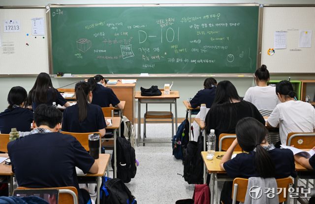 2027학년도 대학수학능력시험을 100여 일 앞둔 10일 오후 수원특례시 영통구 태장고등학교에서 3학년 2반 학생들이 자습을 하고 있다.