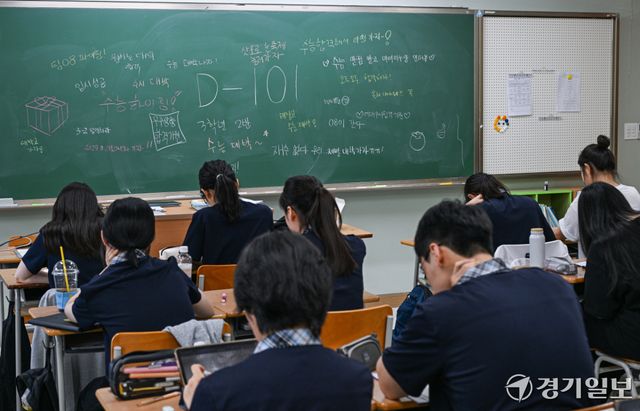 027학년도 대학수학능력시험을 100여 일 앞둔 10일 오후 수원특례시 영통구 태장고등학교에서 3학년 2반 학생들이 자습을 하고 있다. 윤원규기자